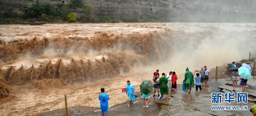 8月2日，游客在山西吉縣黃河壺口瀑布景區(qū)游覽觀瀑。