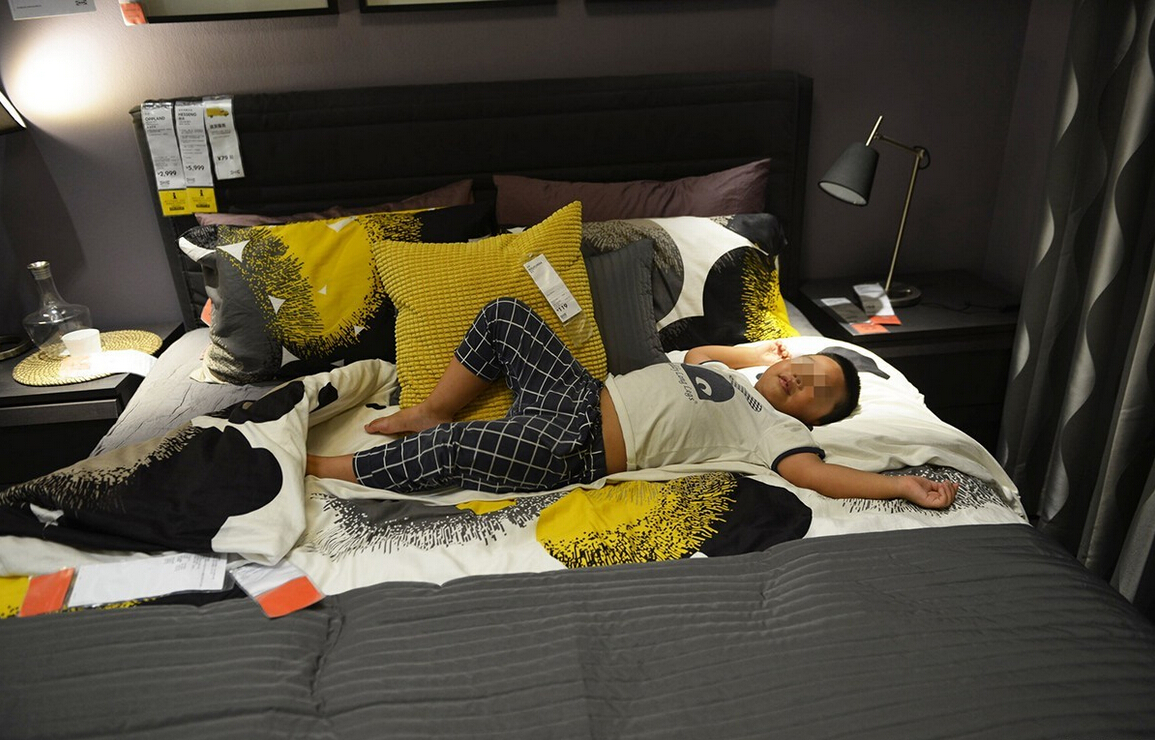 8月4日，杭州，“蹭涼族”在宜家杭州店的沙發(fā)或床鋪上休息。