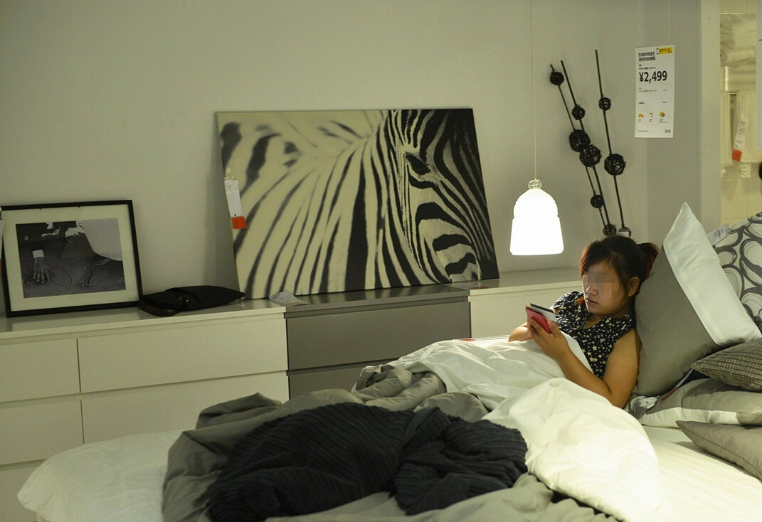 8月4日，杭州，“蹭涼族”在宜家杭州店的沙發(fā)或床鋪上休息。