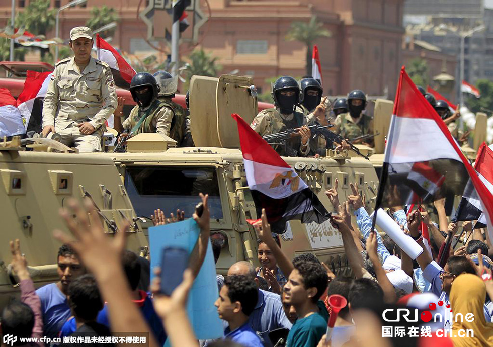 當?shù)貢r間2015年8月6日，埃及開羅，民眾集會慶祝新蘇伊士運河開通。圖片來源:CFP