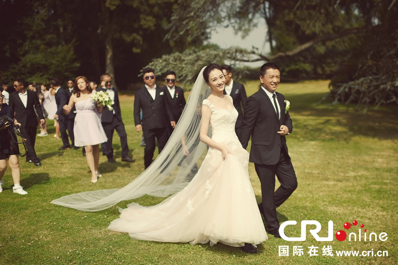 李小冉比利時(shí)辦婚禮 朱丹、鐘欣潼、應(yīng)采兒做伴娘