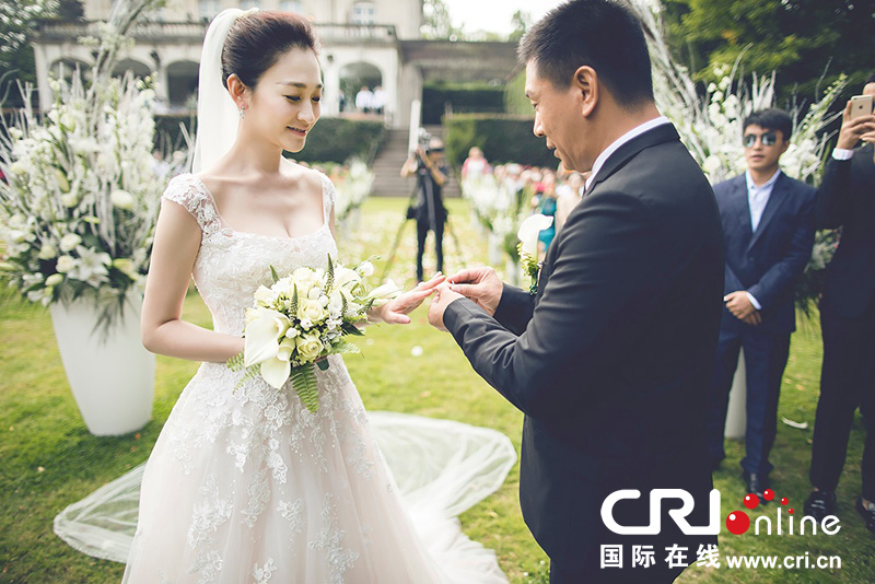 李小冉比利時(shí)辦婚禮 朱丹、鐘欣潼、應(yīng)采兒做伴娘