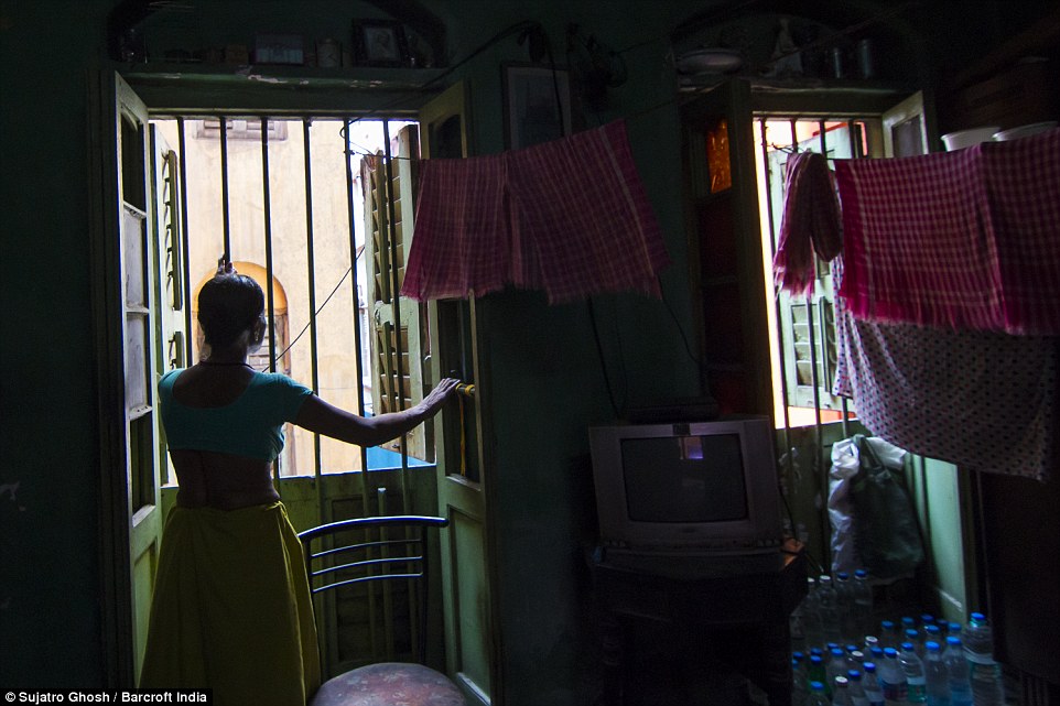 72歲的Maya Banarjee說：“我已經(jīng)太老了，但是我不會離開?！? complete=