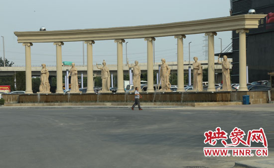 在這個(gè)“凱旋門”前是一處噴泉景觀。