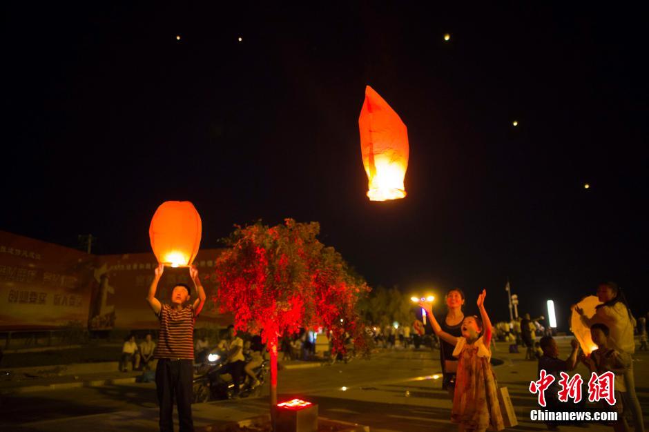 民眾燃起孔明燈助興。 張?jiān)?攝