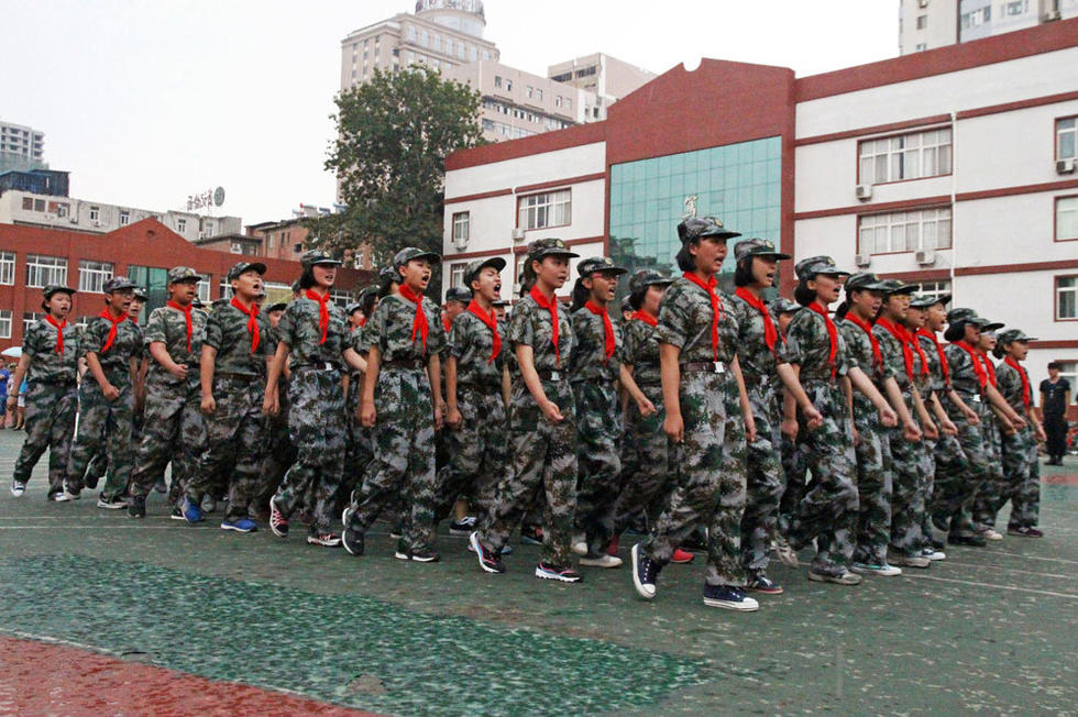 同學(xué)們?cè)谟曛袌?jiān)持完成了會(huì)操表演。