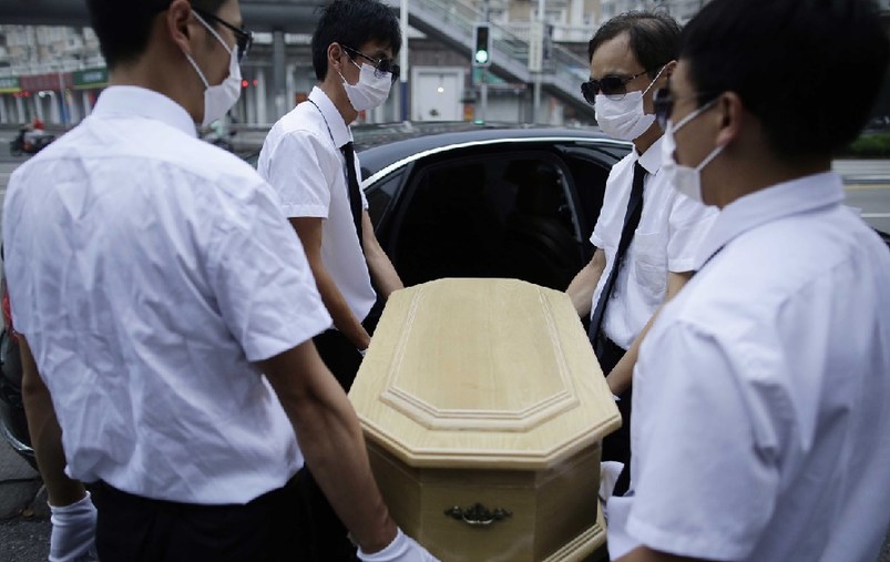 上海，花床、木棺、挽聯(lián)，在上海市閔行區(qū)一處私密的悼念室內(nèi)，一場小型追悼儀式正在舉行。