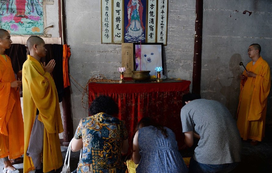 寺廟的僧人們在為寵物狗做超度。