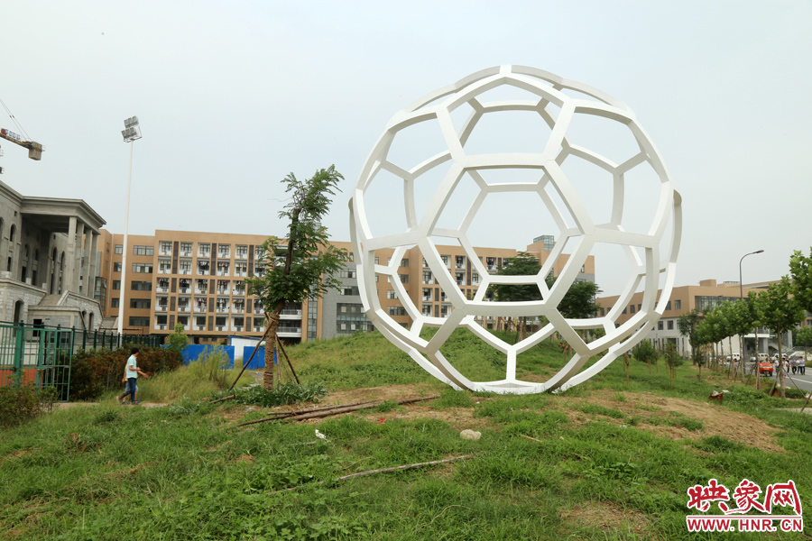 這是一座多邊形曲面藝術(shù)品，直徑約6米，剛剛建成，目前還沒(méi)有命名。