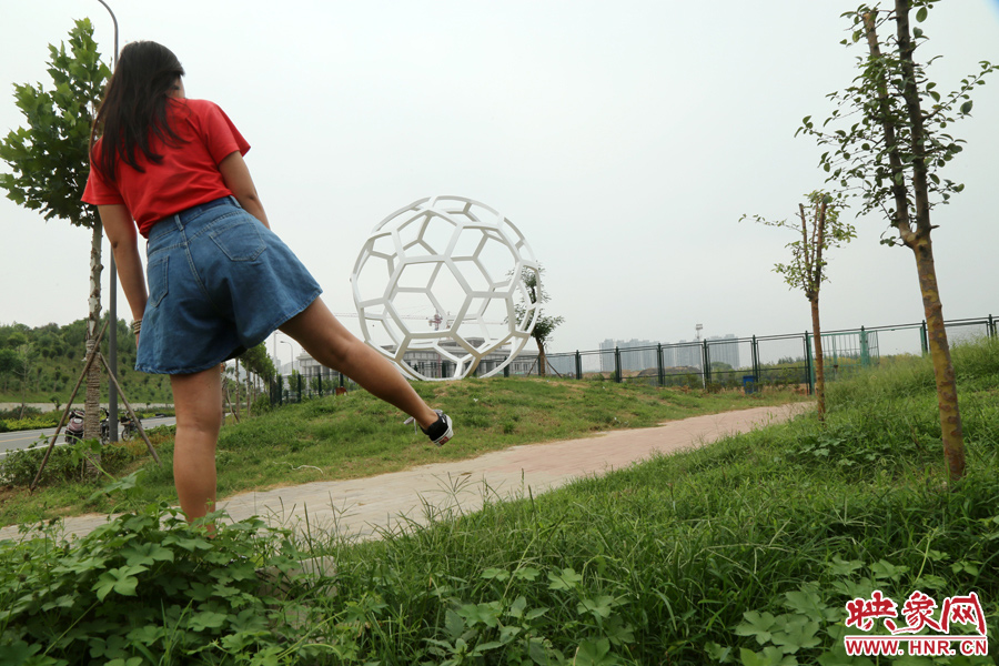 踢”足球“。