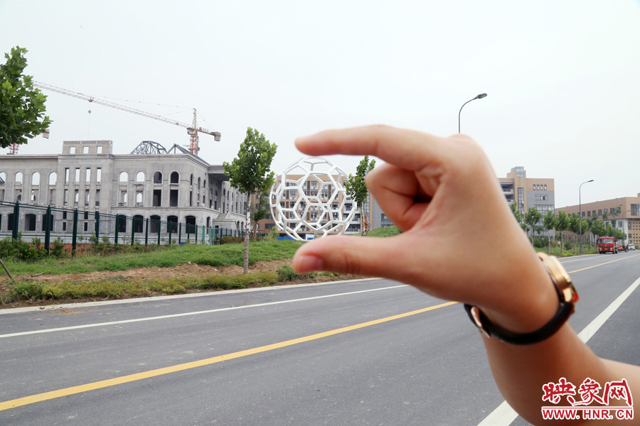 一名女生在拍創(chuàng)意照片。