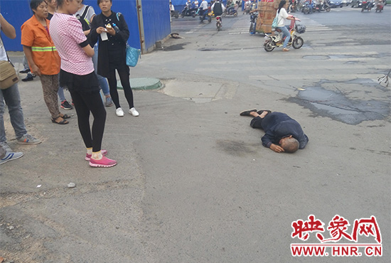 老人倒地后無(wú)人敢扶，過(guò)路市民拍照作證。