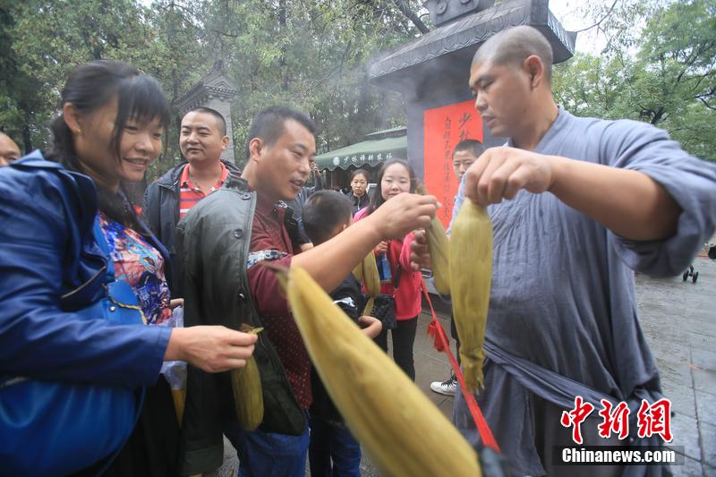 少林禪耕農(nóng)場(chǎng)迎來秋收 免費(fèi)煮玉米送游客