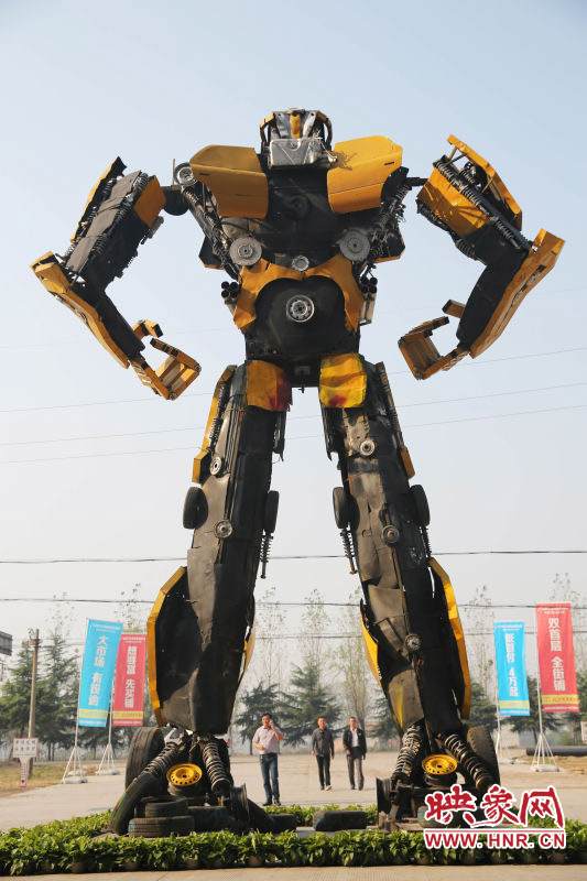 10月14日，一只高18米、寬8米的“變形金剛”矗立在河南省平頂山市寶豐縣一家企業(yè)門前。