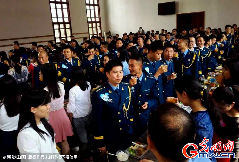 湖北武漢，“嫁人就嫁解放軍”，每年一屆的武漢軍旅姻緣會17日在駐漢空軍某指揮所文化活動中心舉行