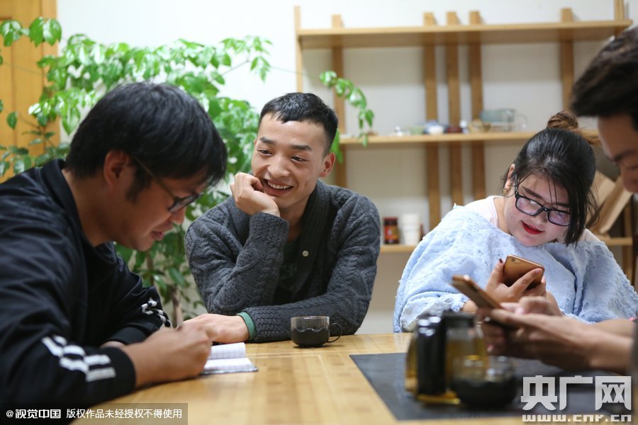 網(wǎng)絡(luò)紅人葉良辰現(xiàn)身浙江臺(tái)州，接受記者的專訪。