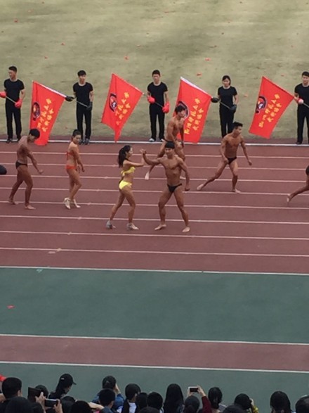 杭州某大學(xué)秋季運(yùn)動(dòng)會(huì)開幕式 裸男大秀肌肉