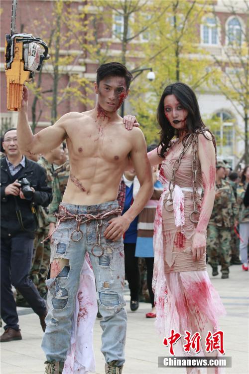 男神教師扮“鬼”學(xué)生稱其為“史上顏值最高男鬼”。何浠 攝