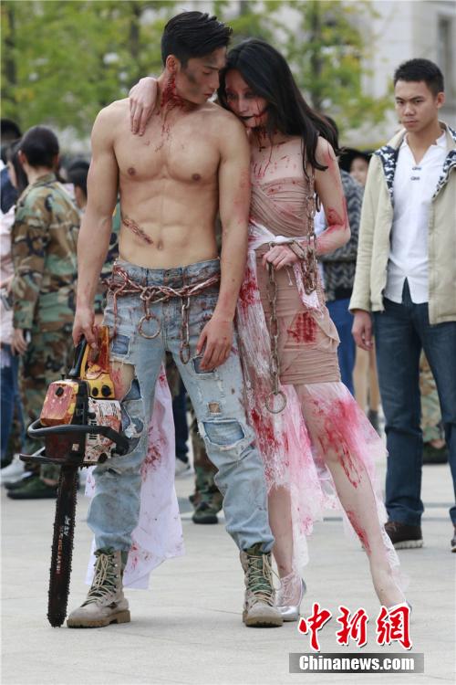 男神教師扮“鬼”學(xué)生稱其為“史上顏值最高男鬼”。何浠 攝