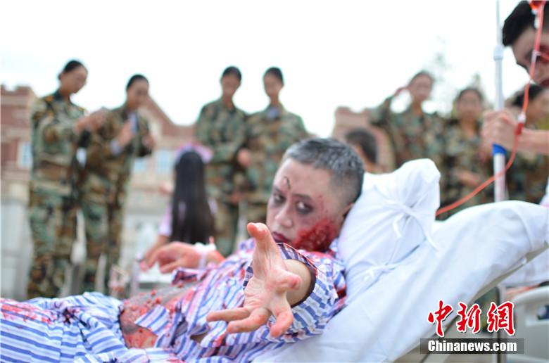 該校院長也參與其中，與學(xué)生共同嗨翻校園。 何浠 攝