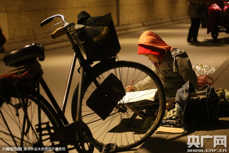 他的父母說，晚上回去晚，孩子的作業(yè)都是在這寫，做小生意不容易，孩子還陪著遭罪，經(jīng)常還有城管攆著不讓在這賣。