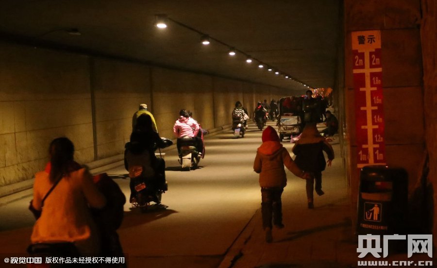 寫完作業(yè)，小一航與鄰居的小伙伴在大橋下玩耍。