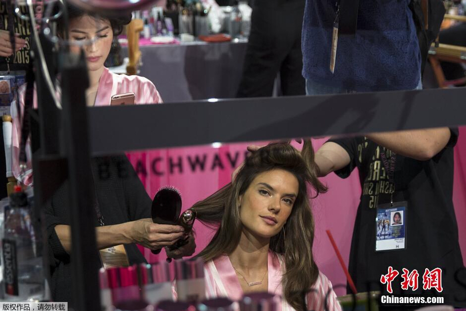 當(dāng)?shù)貢r間11月10日，2015維多利亞的秘密年度內(nèi)衣秀在紐約上演，模特在后臺緊張地準(zhǔn)備中。