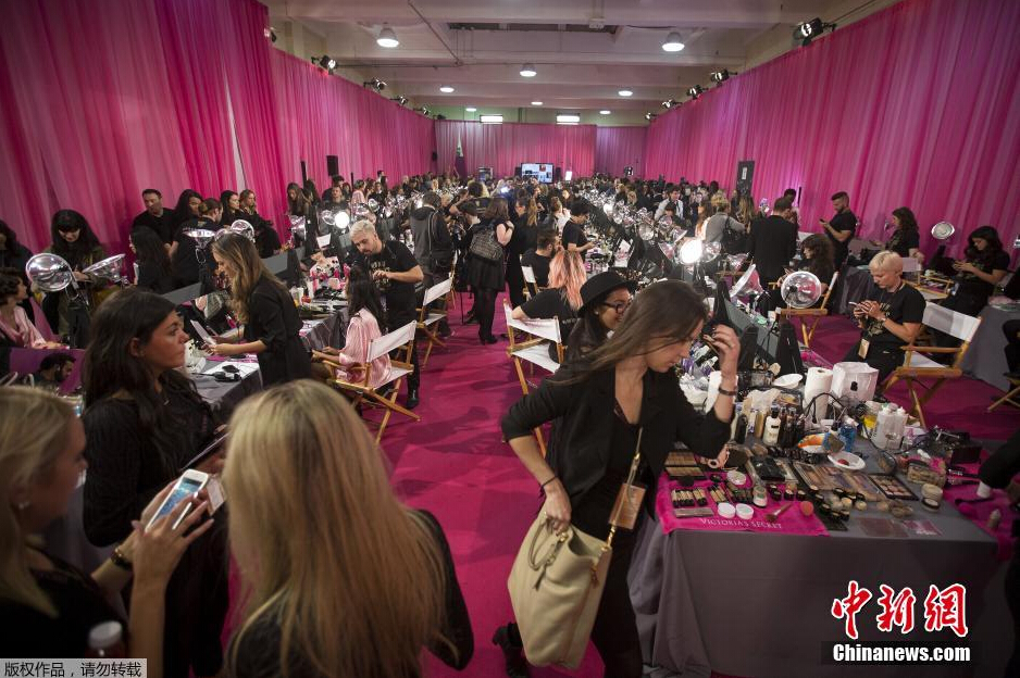 當(dāng)?shù)貢r間11月10日，2015維多利亞的秘密年度內(nèi)衣秀在紐約上演，模特在后臺緊張地準(zhǔn)備中。