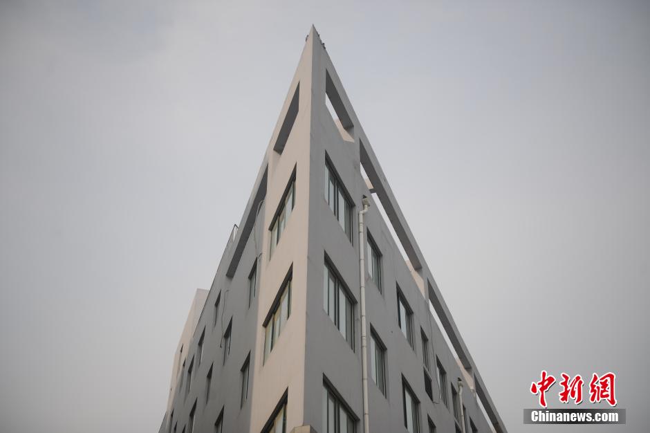濟南一高樓酷似“紙片樓”