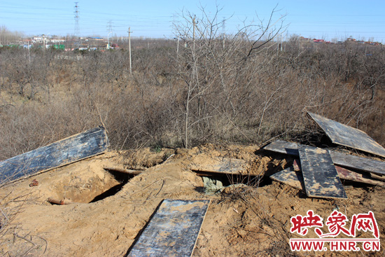 這次被盜的是位于北側(cè)的叔齊墓，墓塚上面有兩個盜洞，有十多米深。