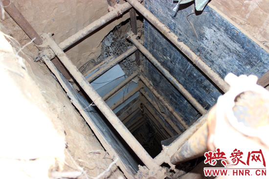 走上叔齊墓的頂端，可以清晰看到兩個沒有填土的坑洞，洞內(nèi)的四周從上往下放置著腳手架，深不見底。