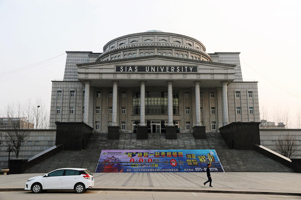 鄭州大學現(xiàn)奇葩建筑：一半中式一半歐式