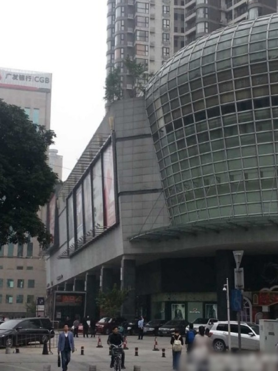 一輛停在停車(chē)位上的寶馬轎車(chē)，被墜落的樹(shù)枝砸中，樹(shù)枝徑直插入車(chē)內(nèi)，現(xiàn)場(chǎng)引發(fā)不少市民圍觀拍照。