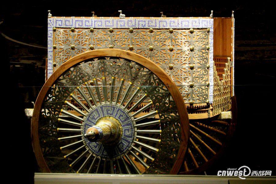 1月7日，甘肅省考古研究所所長(zhǎng)王輝向人們介紹花了200萬元復(fù)制的禮儀車輛。