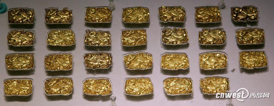 戎人墓出土的黃金牌飾。