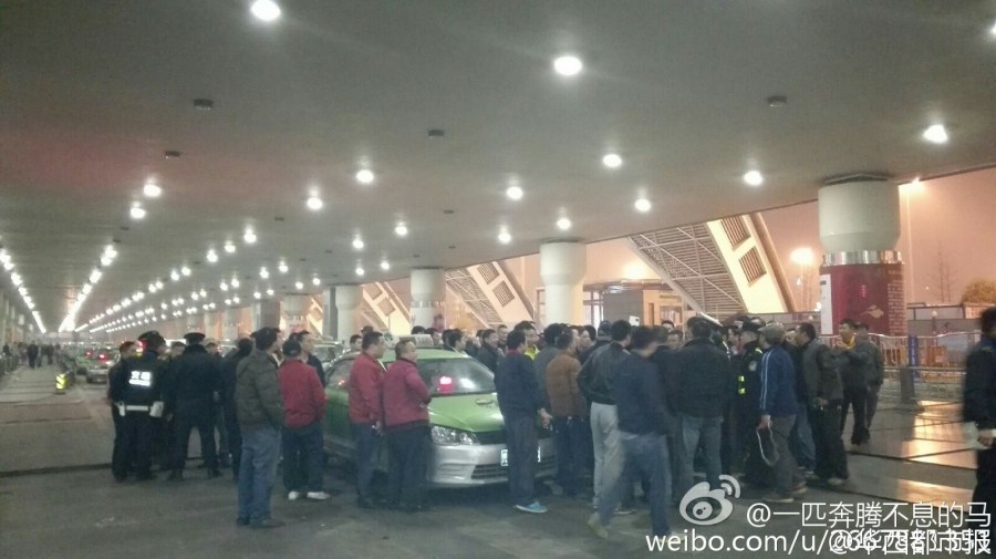 網(wǎng)曝成都雙流機(jī)場(chǎng)出租車(chē)司機(jī)罷工 致數(shù)百旅客滯留