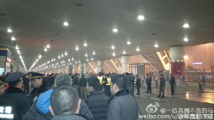 據(jù)現(xiàn)場(chǎng)網(wǎng)友表示：交警和出租車(chē)司機(jī)吵了起來(lái)。