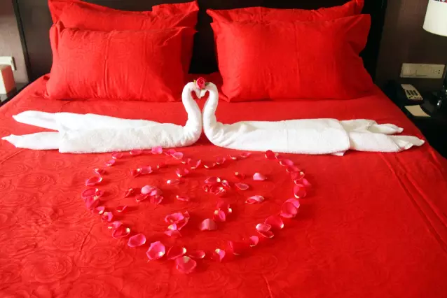 情人節(jié)最溫暖告白！84歲老人包下整樓示愛老伴