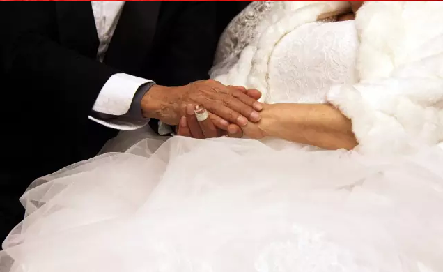 情人節(jié)最溫暖告白！84歲老人包下整樓示愛老伴