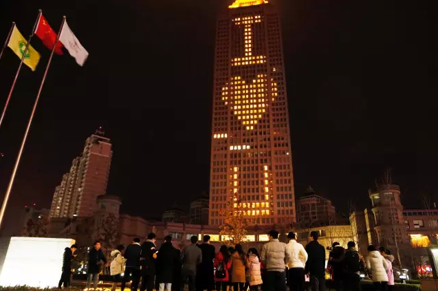 情人節(jié)最溫暖告白！84歲老人包下整樓示愛老伴