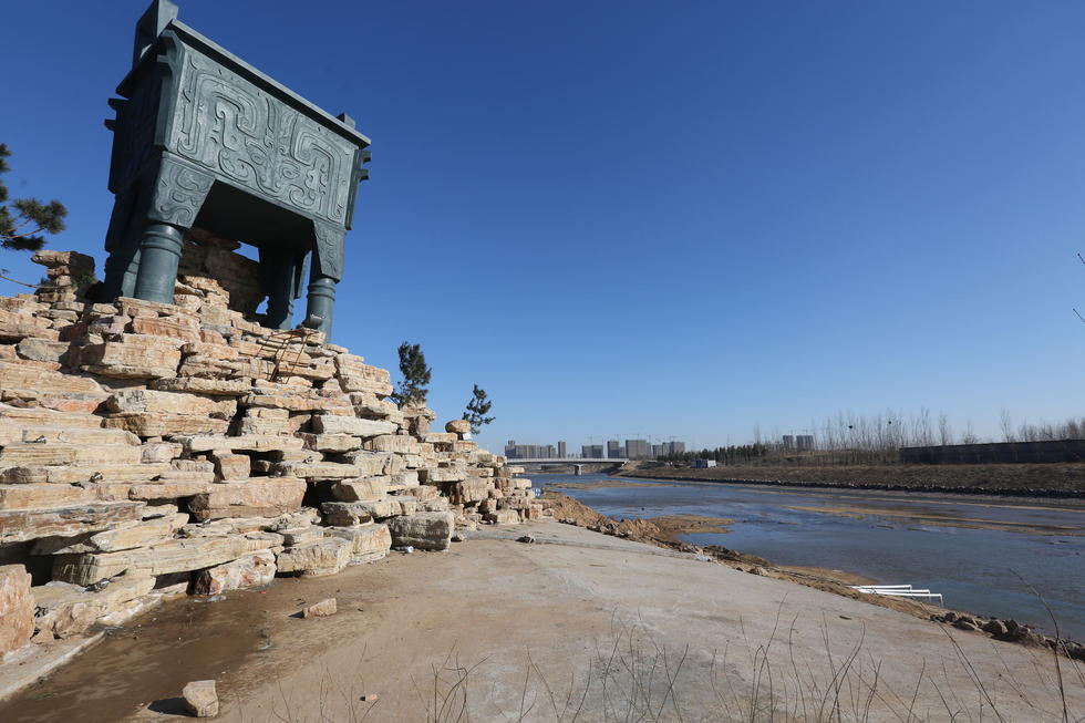 鄭州河邊建十米高銅鼎無防護 網(wǎng)友:不怕淹了？