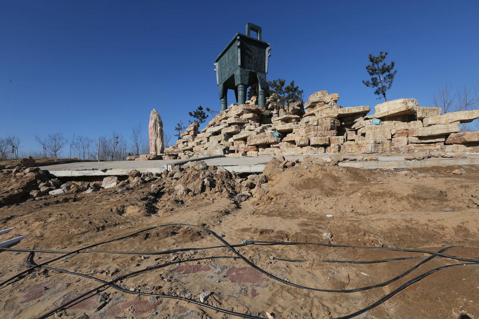 鄭州河邊建十米高銅鼎無防護 網(wǎng)友:不怕淹了？