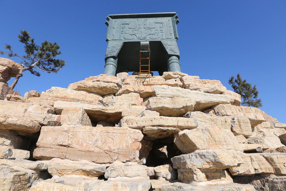 鄭州河邊建十米高銅鼎無防護 網(wǎng)友:不怕淹了？