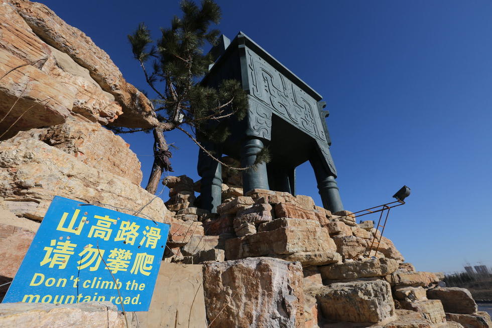 鄭州河邊建十米高銅鼎無防護 網(wǎng)友:不怕淹了？