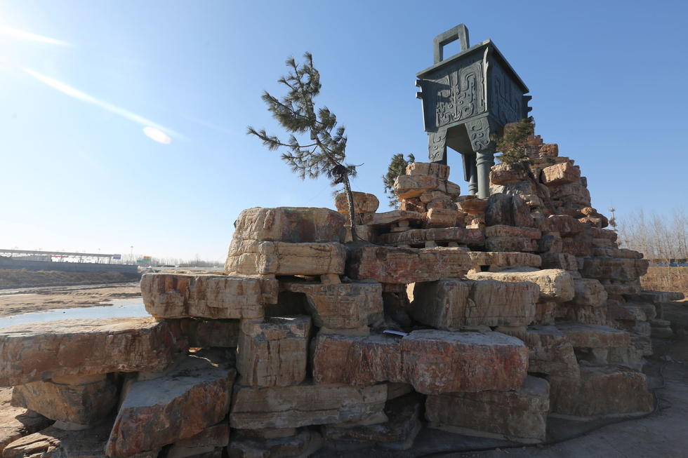 鄭州河邊建十米高銅鼎無防護 網(wǎng)友:不怕淹了？