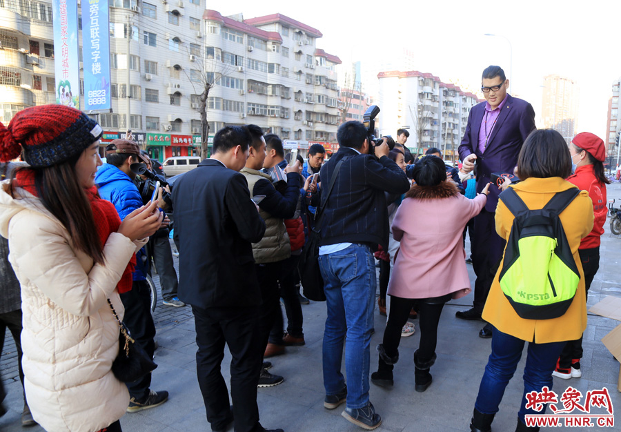 “亞洲第一巨人”張歡身高2.38米，在人群中非常出眾。