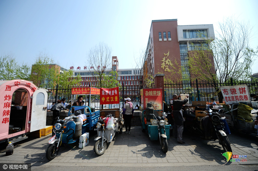 藝校實(shí)行封閉管理 學(xué)生“跨欄”買飯