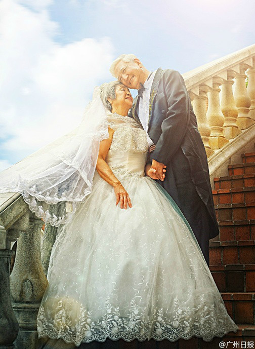 為愛圓夢(mèng)！八旬老人帶老伴拍攝童話式夢(mèng)幻婚紗照(圖)