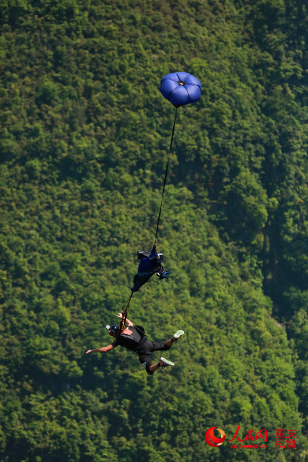 28日，2016世界低空跳傘大賽在重慶云陽龍缸景區(qū)正式開賽。圖為選手角逐中。劉政寧 攝