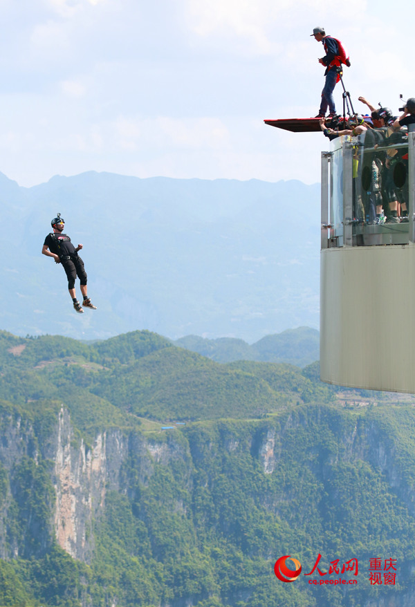 28日，2016世界低空跳傘大賽在重慶云陽龍缸景區(qū)正式開賽。圖為選手角逐中。劉政寧 攝